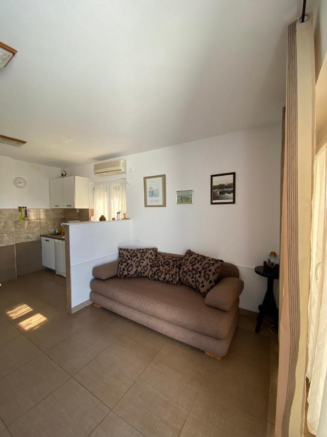 Apartmani Sara Omisalj Exterior photo